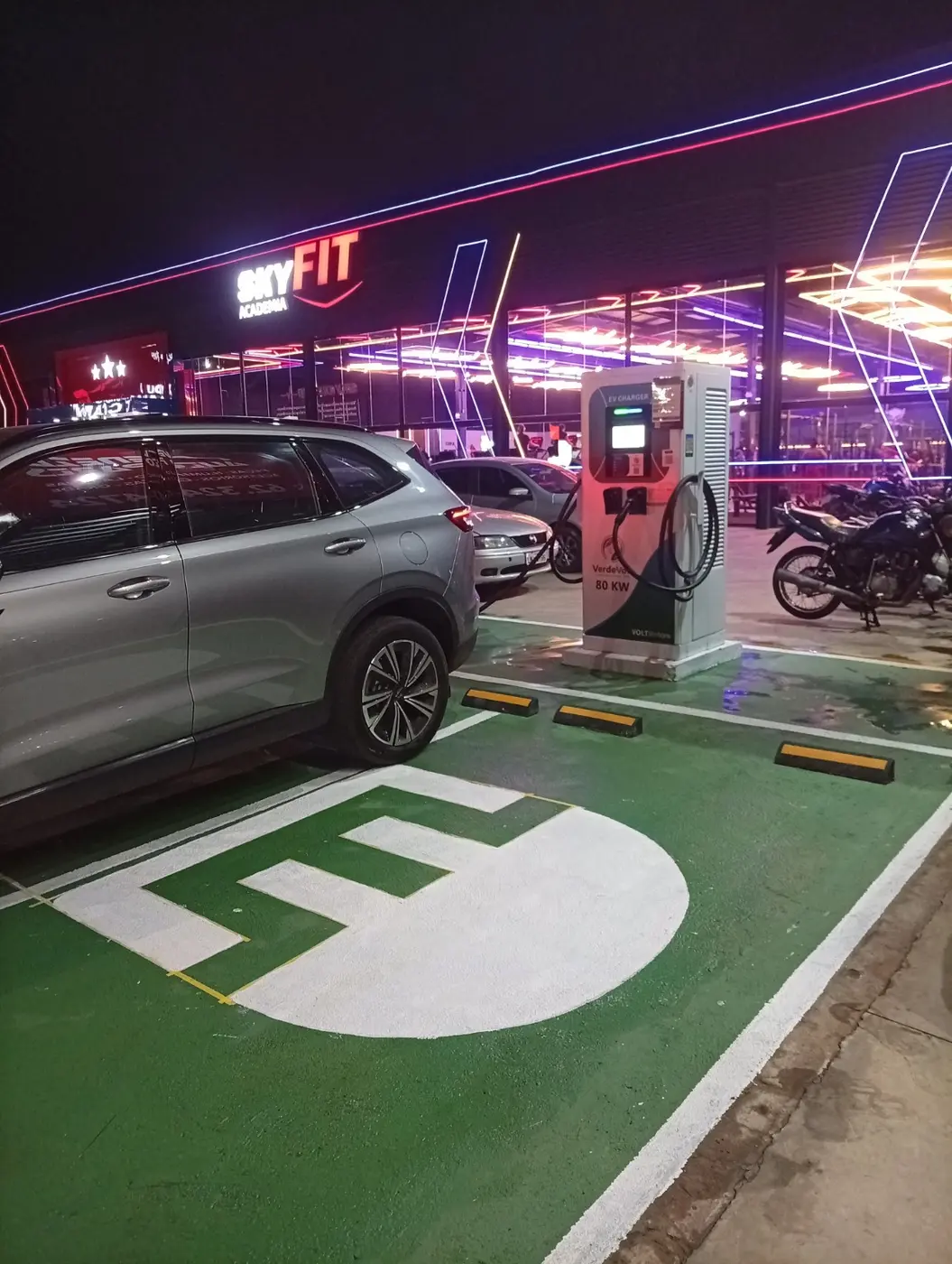 Eletroposto de 80 kW na Skyfit Centro com veículo elétrico conectado