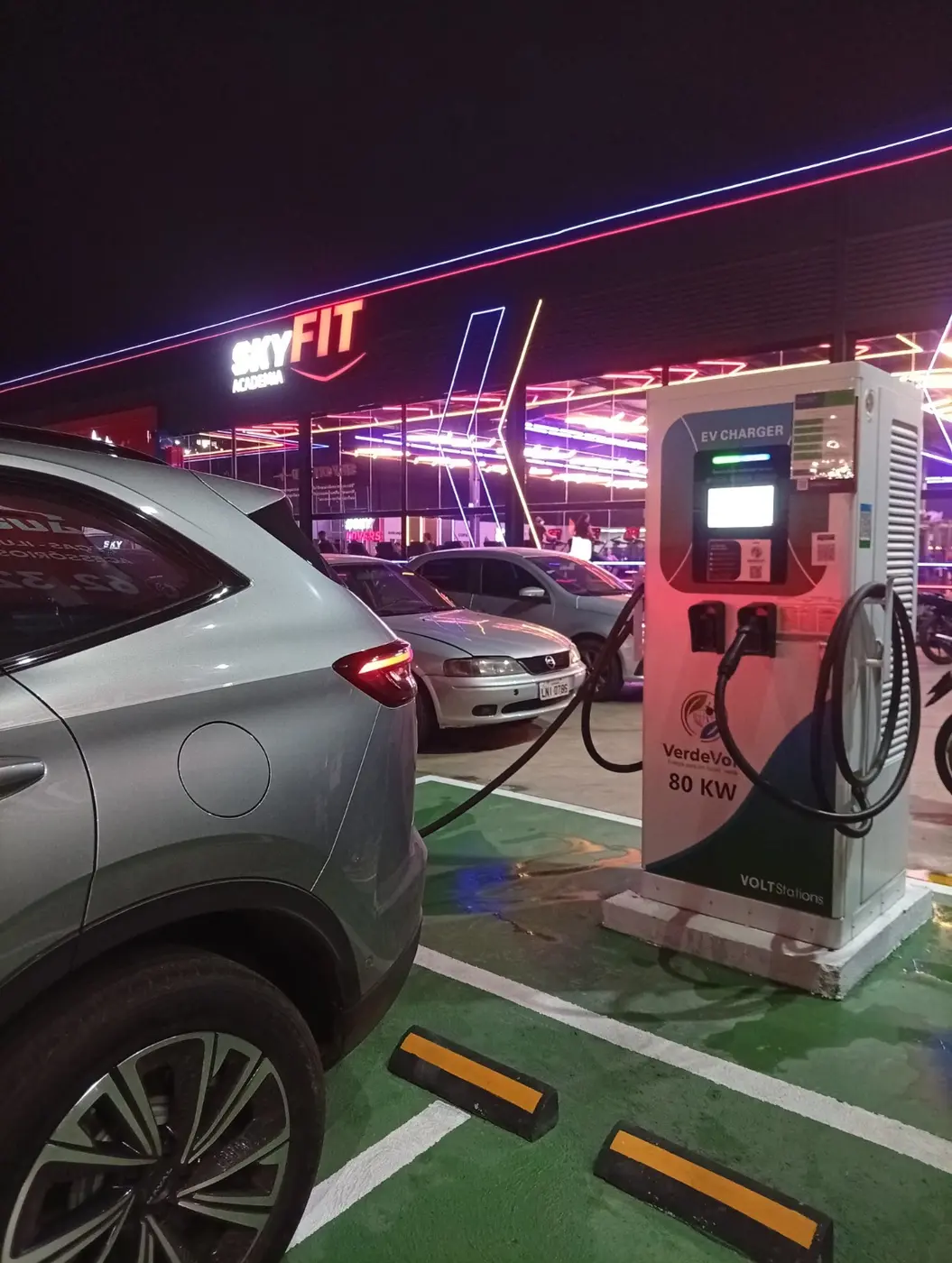 Detalhe do carregador rápido DC de 80 kW conectado ao veículo